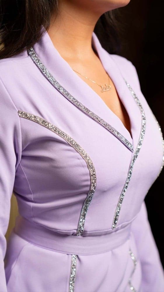 فستان بنفسجي بفتحة ظهر