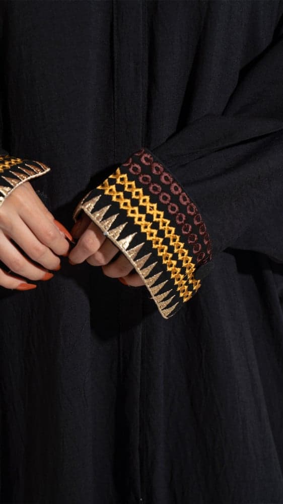 عباية سوداء باكمام  مطرزة سدو