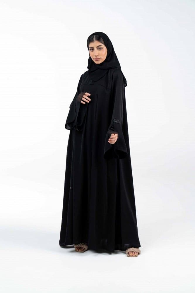 عباية بكسرات واكمام مطرزة باسود