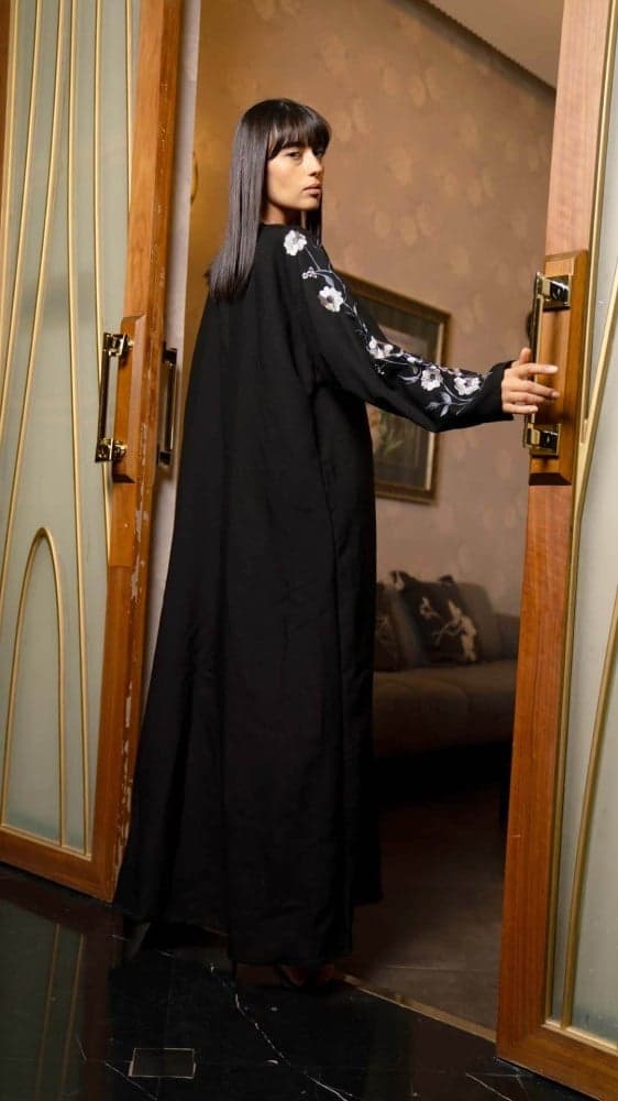 عباية بتطريز ورد ملون على الاكمام