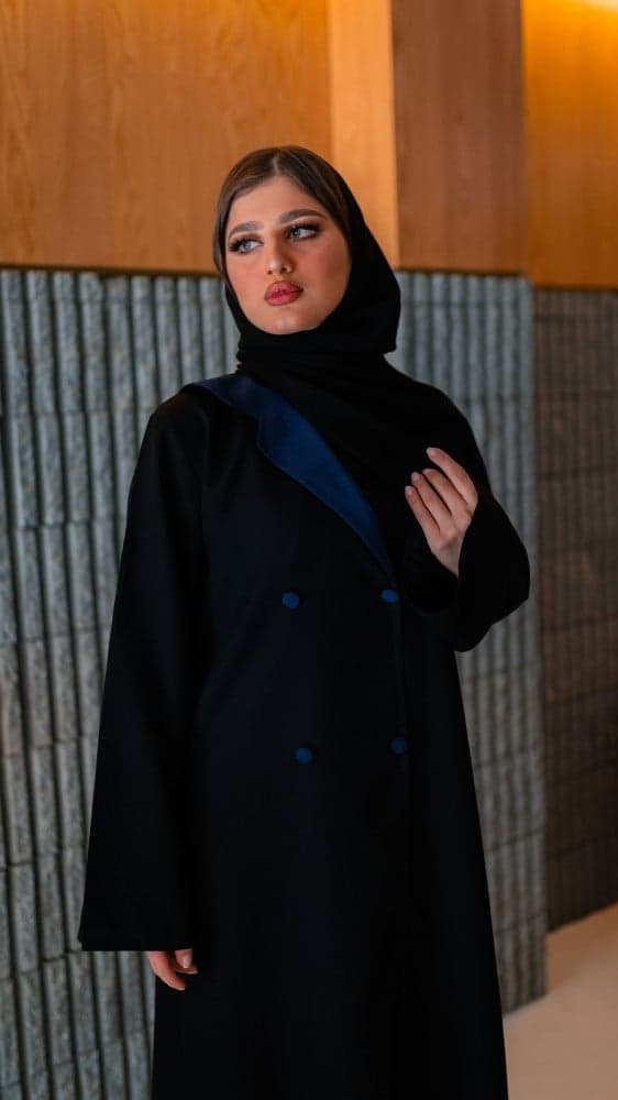 عبايه قصه جاكيت مزينة باللون النيلي