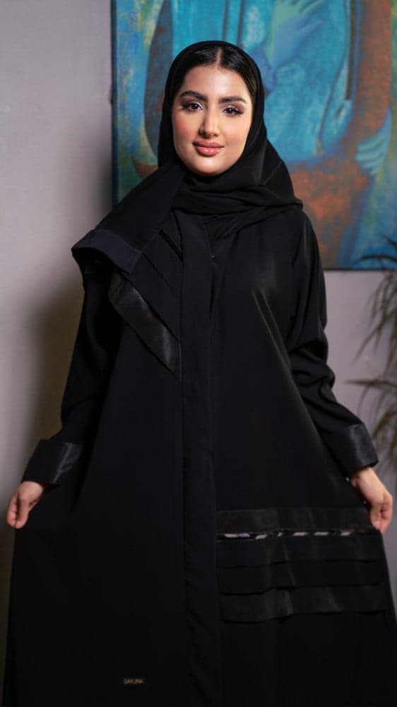 عباية بقصة اكتاف مميزة