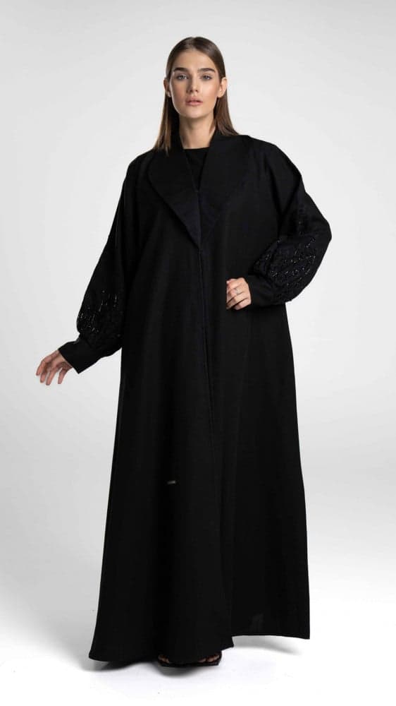 عباية سوداء بياقة وبأكمام مطرزة بشك