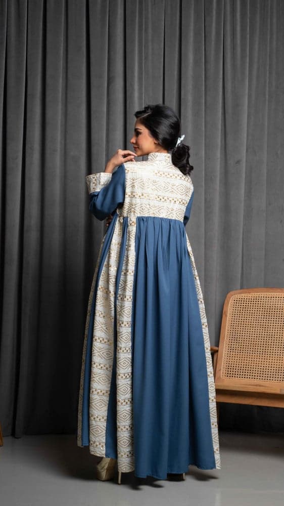 جلابية كحلي وبيج بقصات طولية