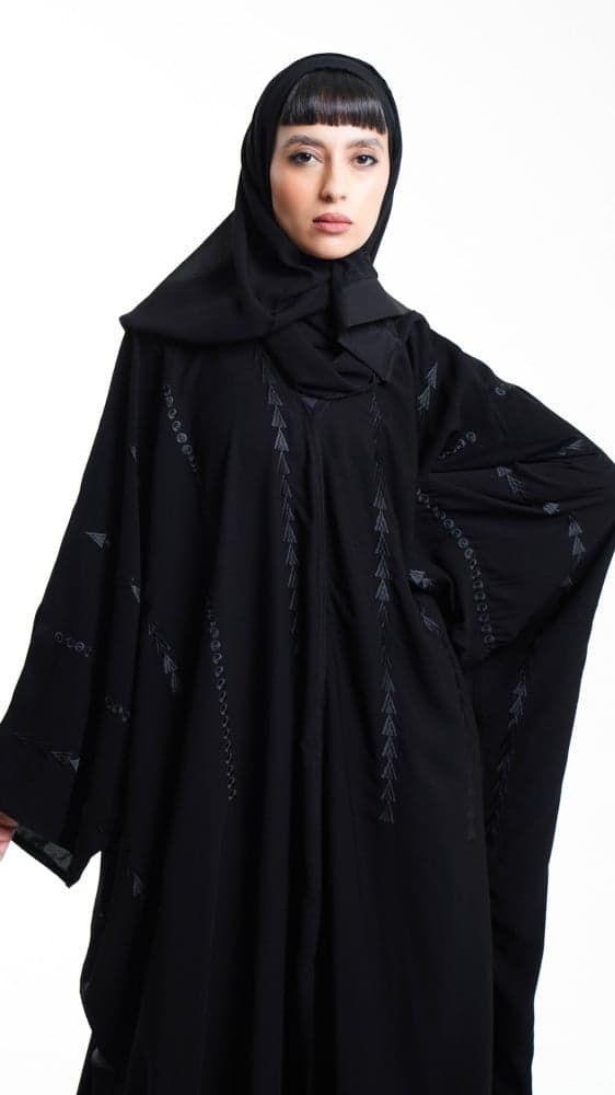 عباية بتطريز اسود مثلثات