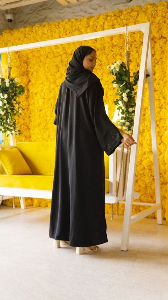 عباية بتطريز اسود على الاكمام والجوانب