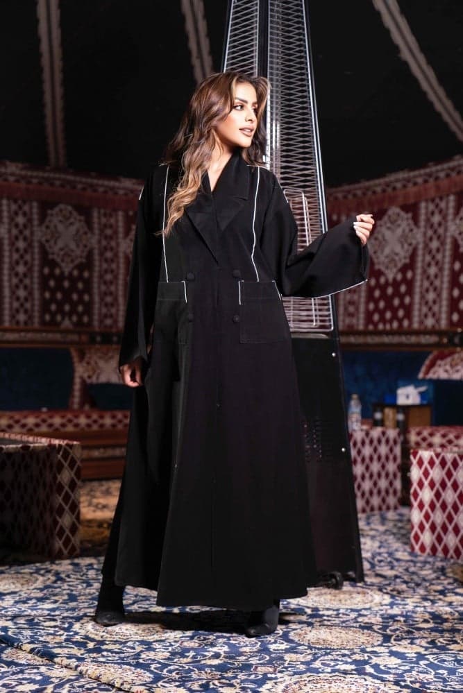 عباية شتوية بحواف بيضاء وجيوب