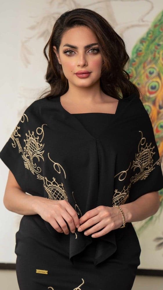 فستان أسود فخم مع وشاح مطرز