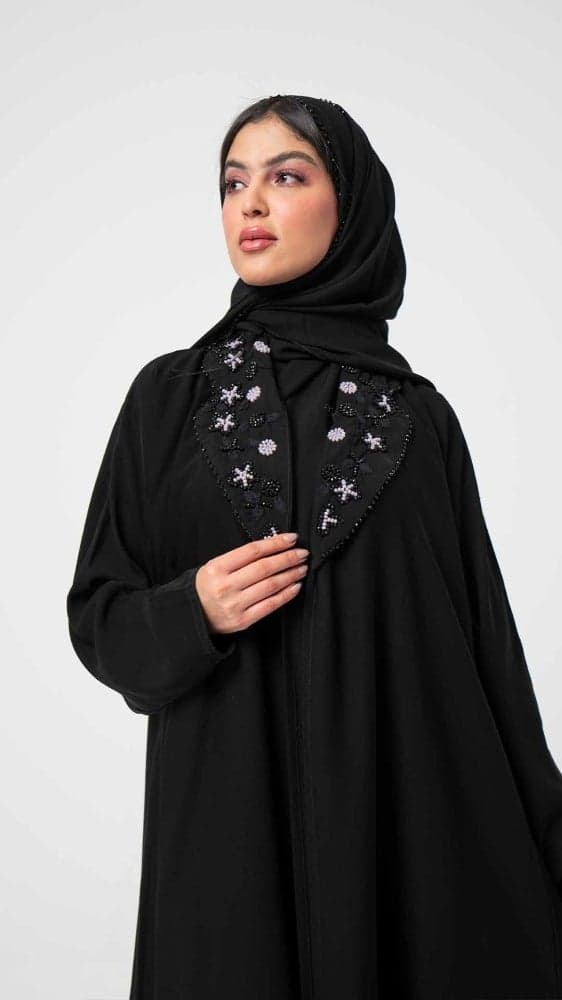 عباية بياقة مطرزة