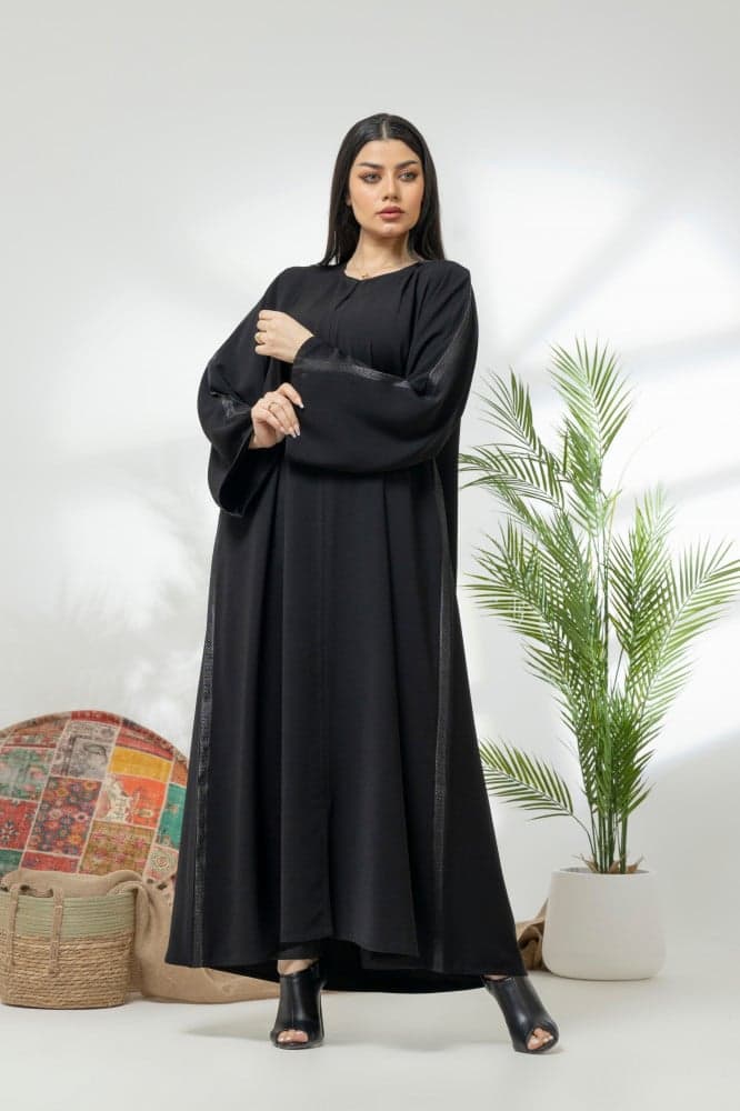 عباية عملية مزينه بشريط مطرز