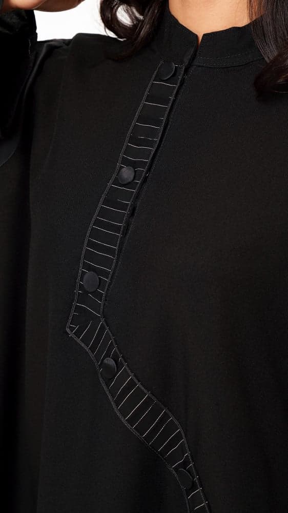 عباية مزينة بإزرة قماشية وتقليمات