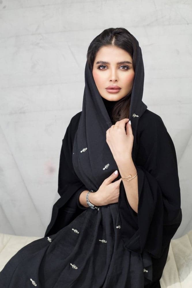 طرحة اسود بتطريز ابيض ناعم