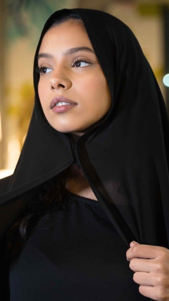 طرحة سوداء بلزق