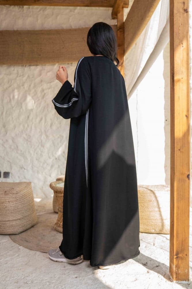 عباية بشريط رصاصي واسود