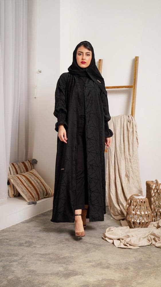 عباية سوداء فخمة برسوم هندسية و كسرات من الخلف