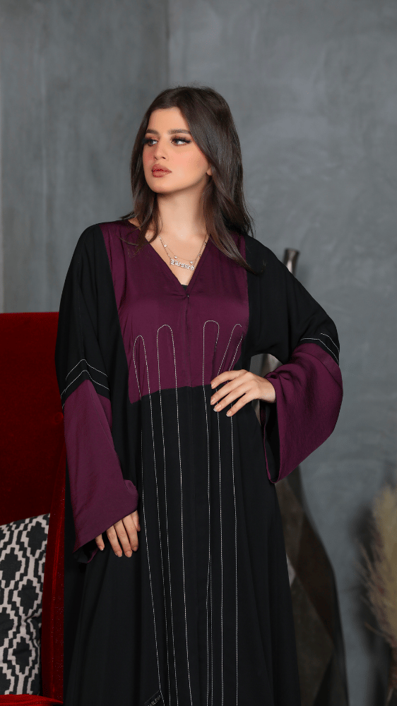 عباية بقصة صدر بنفسجي وخطوط بيضاء