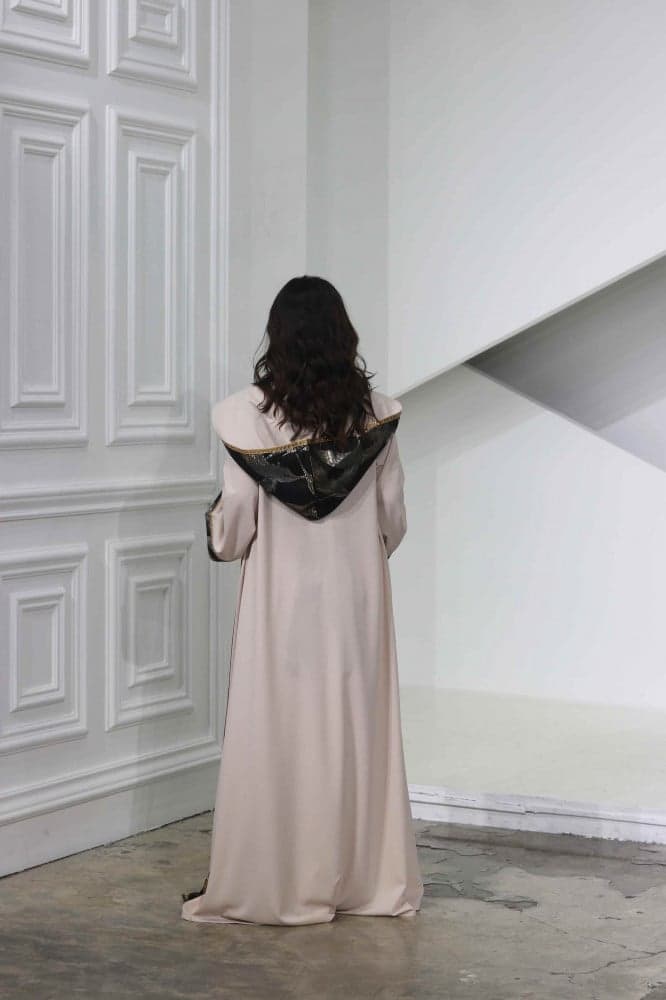 جلابية فخمة بقبعة وحزام على الخصر