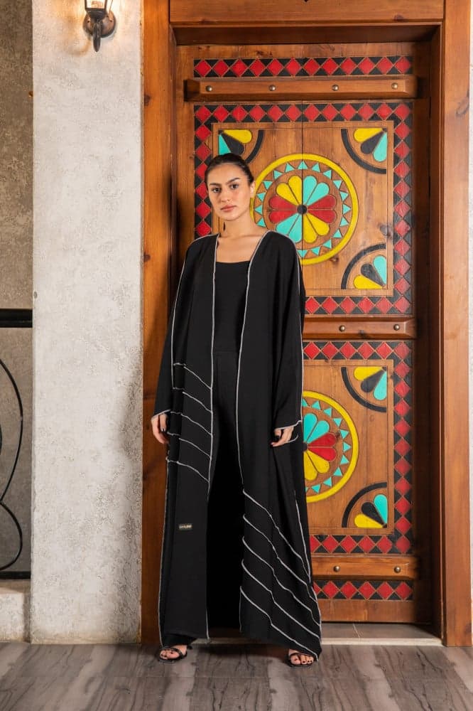 عباية سوداء فخمة بخطوط بيضاء