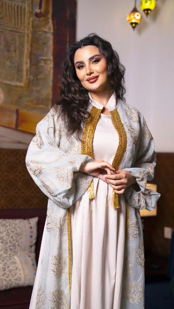 جلابية بلون رصاصي وبيج مصممة بفستان داخلي مشبوك