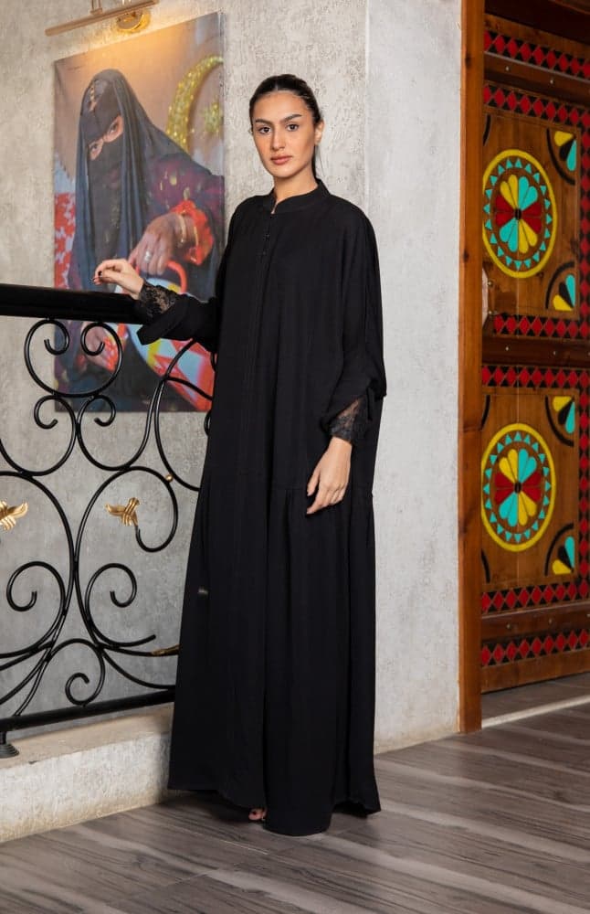 عبايه بكسرات سفليه و كم دانتيل