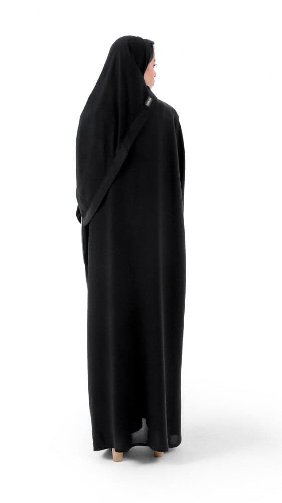 عباية سوداء فخمة بخطوط بيضاء