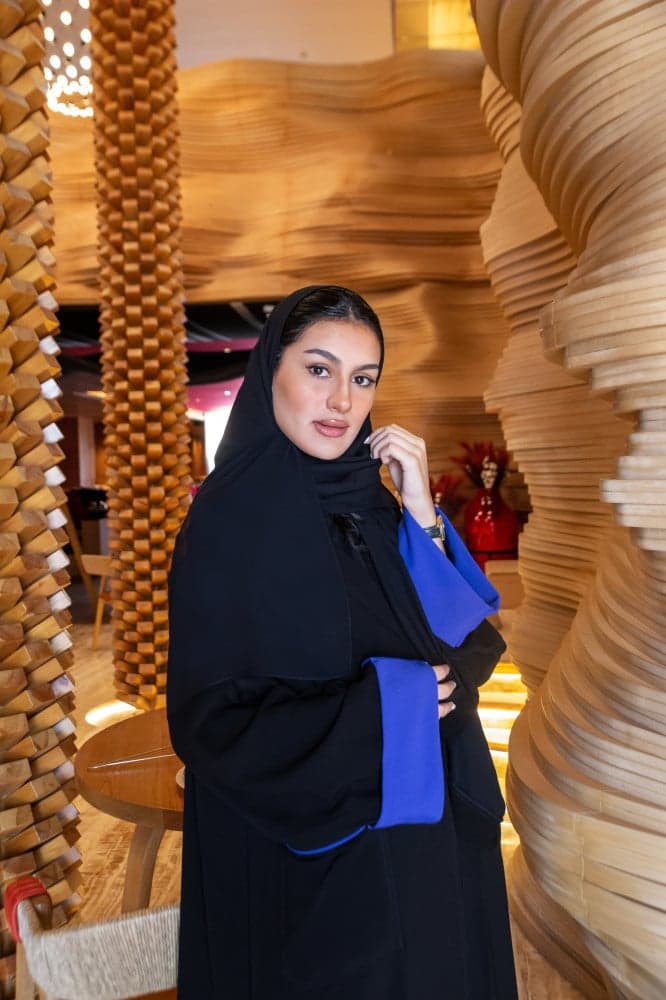 عبايه بجيوب واكمام نيلي