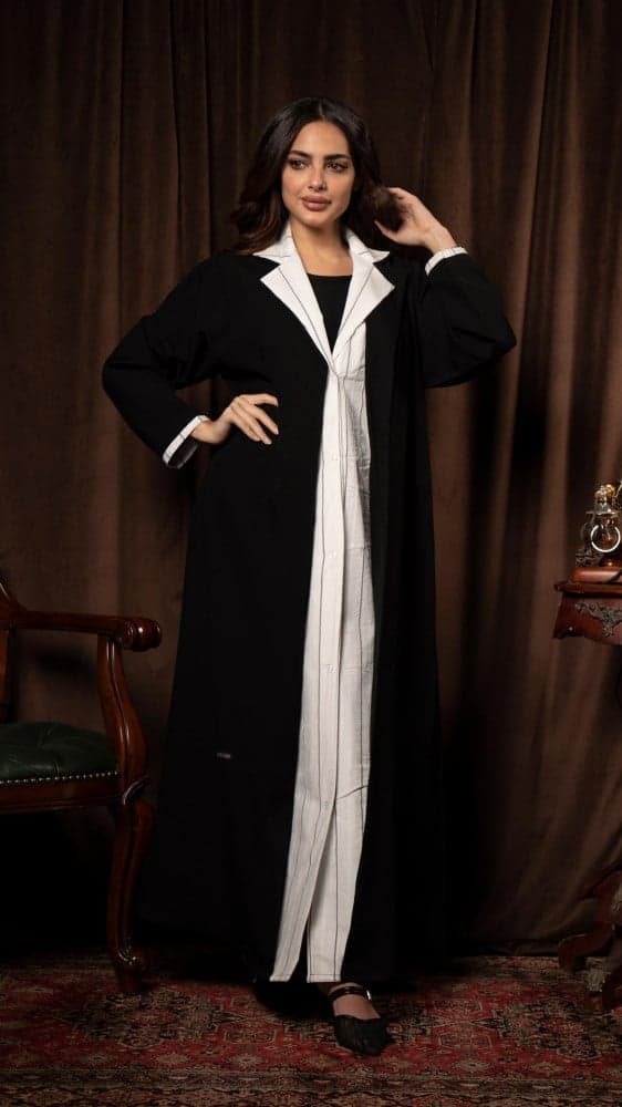 عباية رسميه بقطعة مشبوكه فيها مقلمه