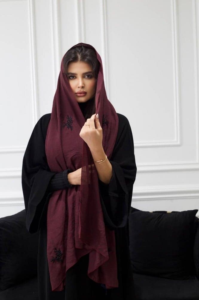 طرحة عنابي بتطريز اسود