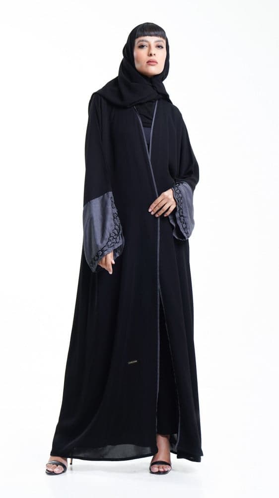 عباية سوداء باكمام رمادي مطرزة