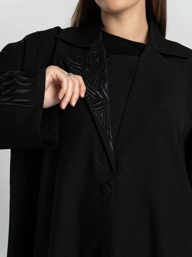 عباية سوداء بياقة رسمية مطرزة