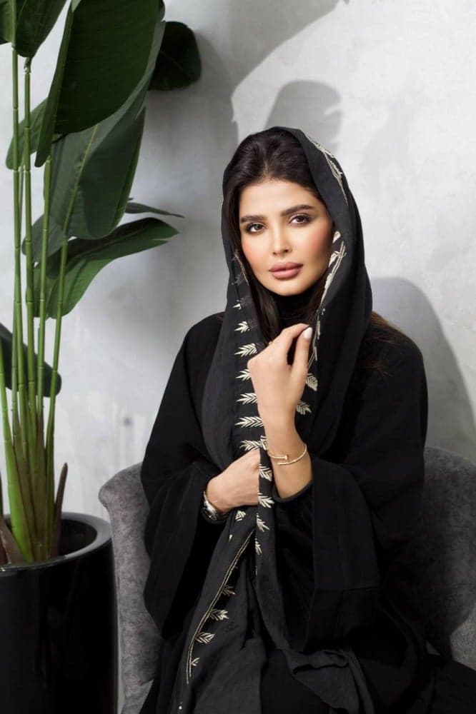 طرحة اسود مطرزه بابيض