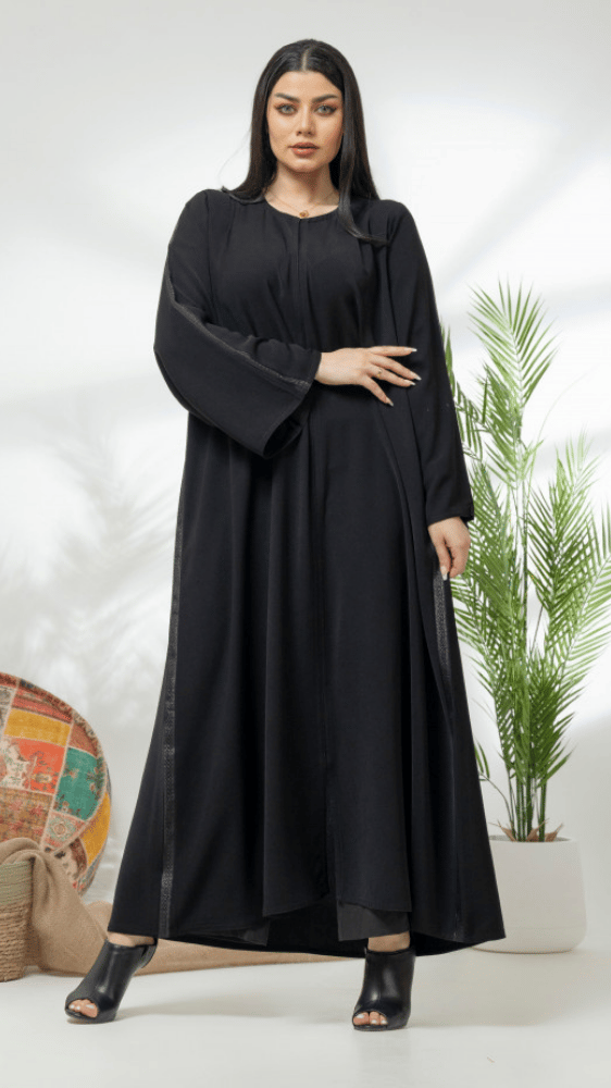 عباية عملية مزينه بشريط مطرز