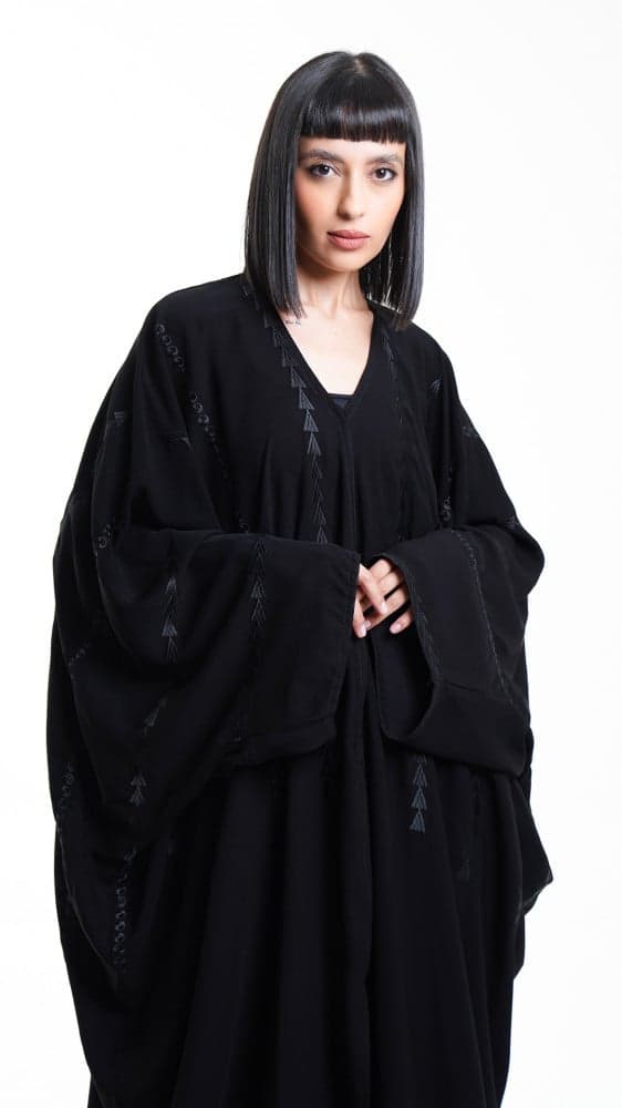 عباية بتطريز اسود مثلثات