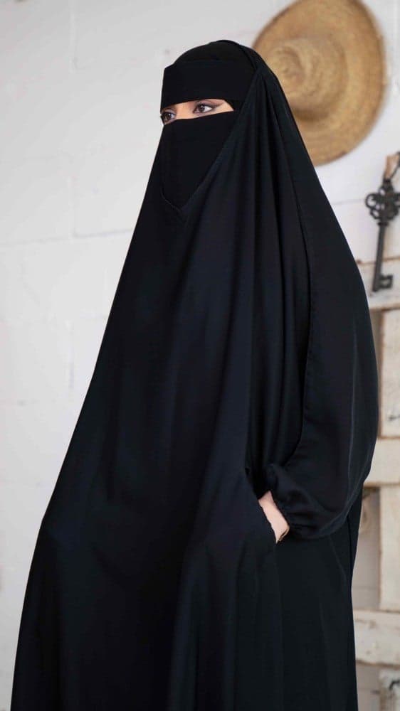 عباية رأس كم مطاط وجيوب امامية بربطة راس ثابتة