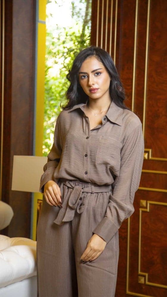 طقم قميص وبنطلون بيج غامق