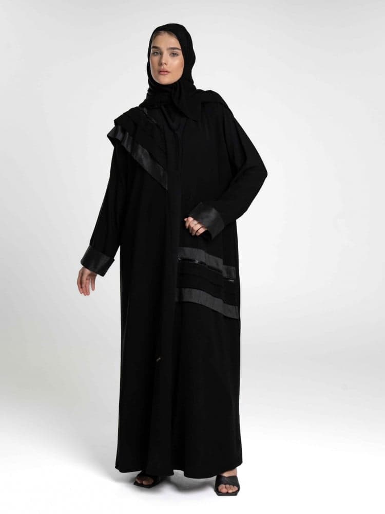عباية بقصة اكتاف مميزة