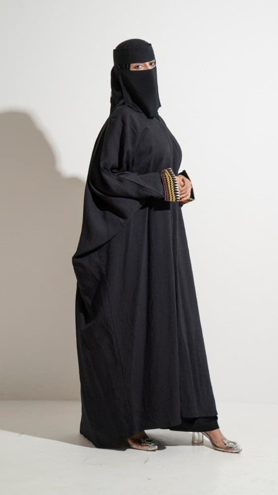 عباية سوداء باكمام  مطرزة سدو