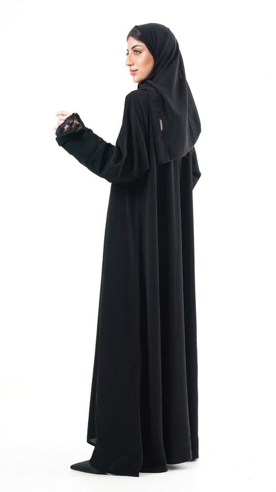 عباية باكمام دانتيل مزينة بلولو اسود
