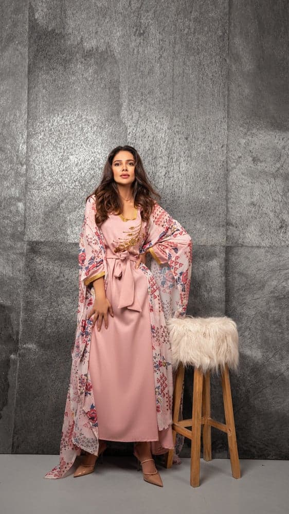 جلابية بنقوش ورد