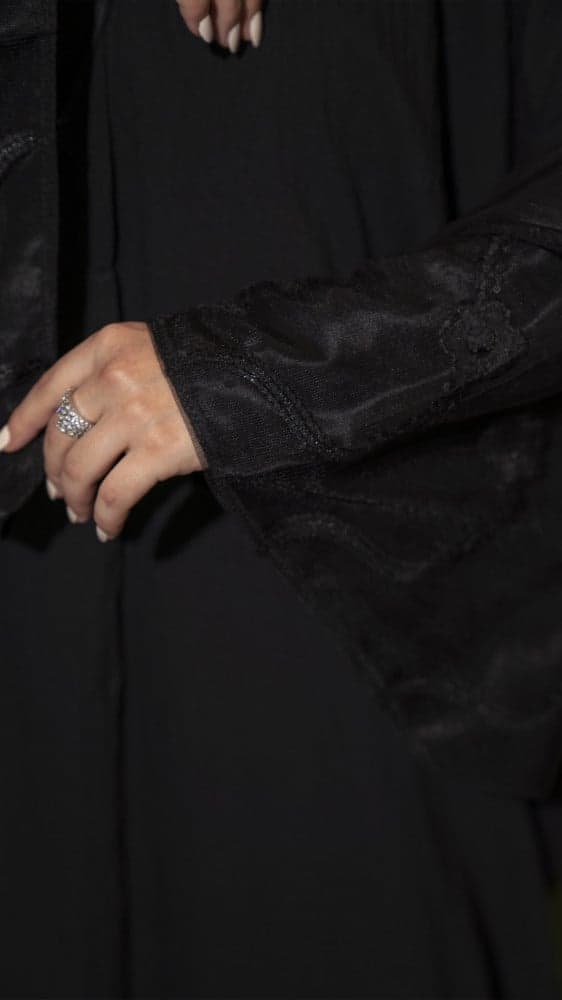 عباية بقصة اكمام مميزة