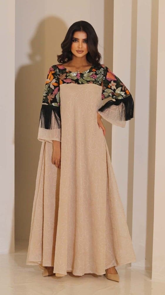 جلابية مطرزه بهدب فخم على الاكمام