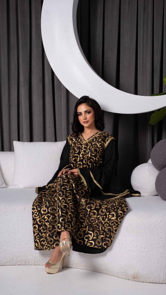 جلابية اسود مطرزة بحروف عربية