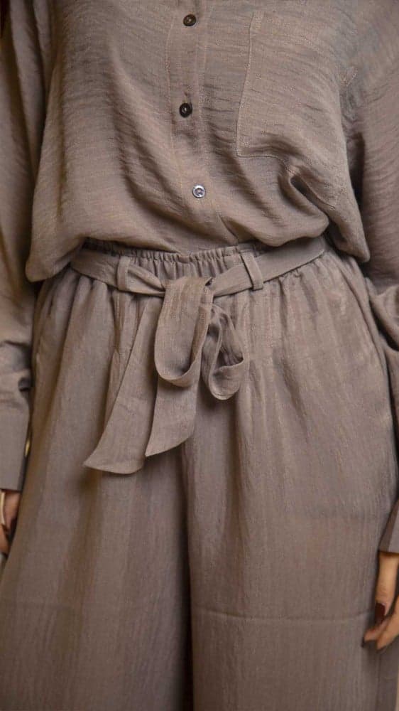 طقم قميص وبنطلون بيج غامق