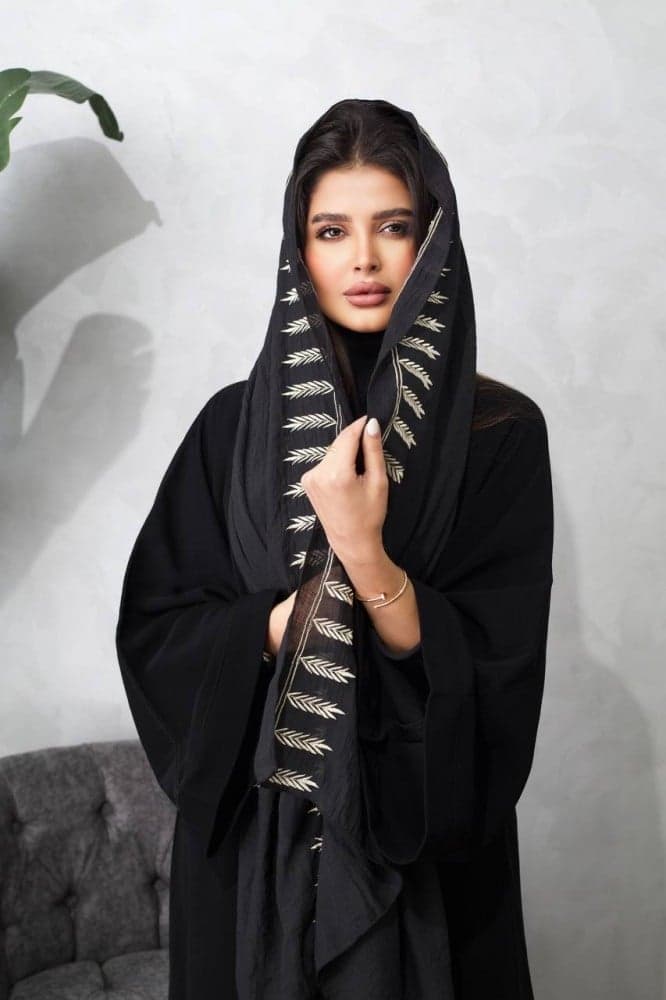 طرحة اسود مطرزه بابيض