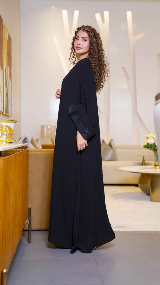 عباية بتطريز على الصدر والاكمام