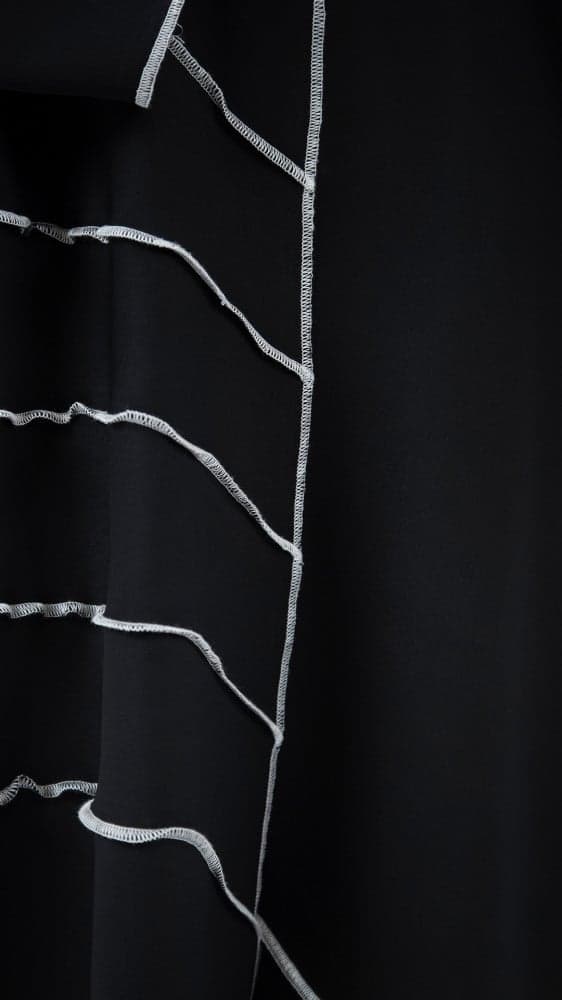 عباية سوداء فخمة بخطوط بيضاء