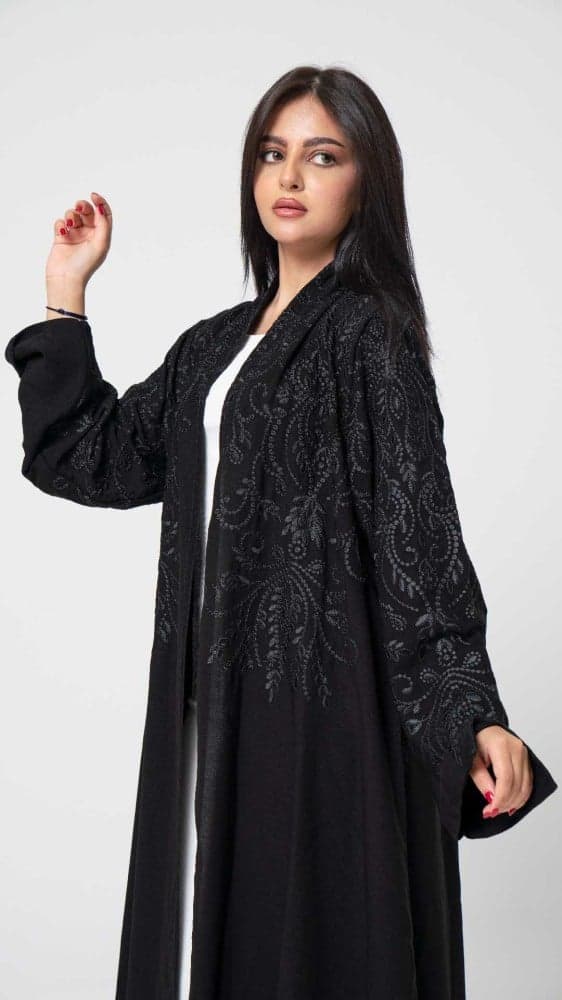 عباية مطرزة على الأكتاف