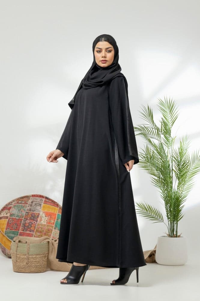 عباية عملية مزينه بشريط مطرز