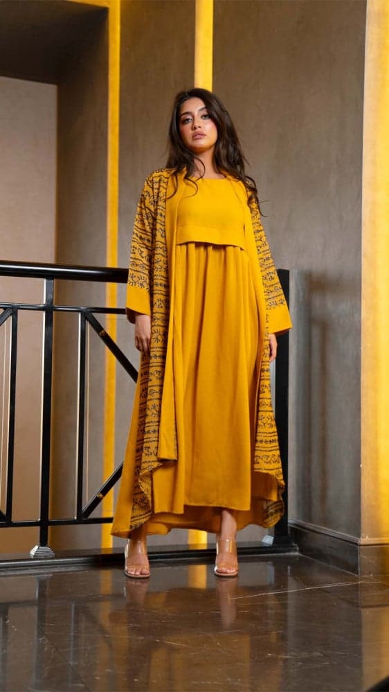 جلابية قطعتين مطرزة باسود