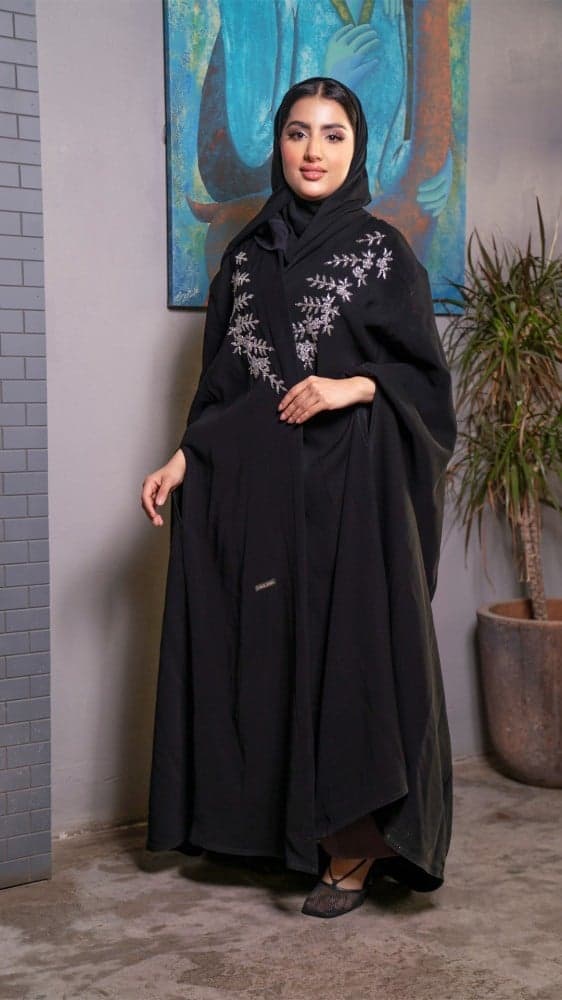 عباية بقصة قطريه مطرزة بفضي